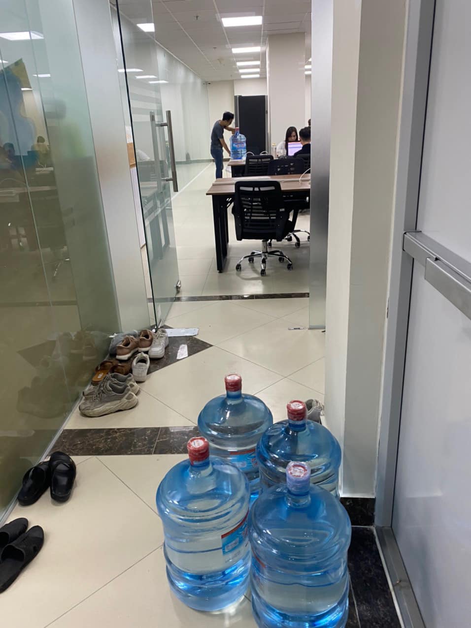 Giao đổi nước uống tại Văn phòng